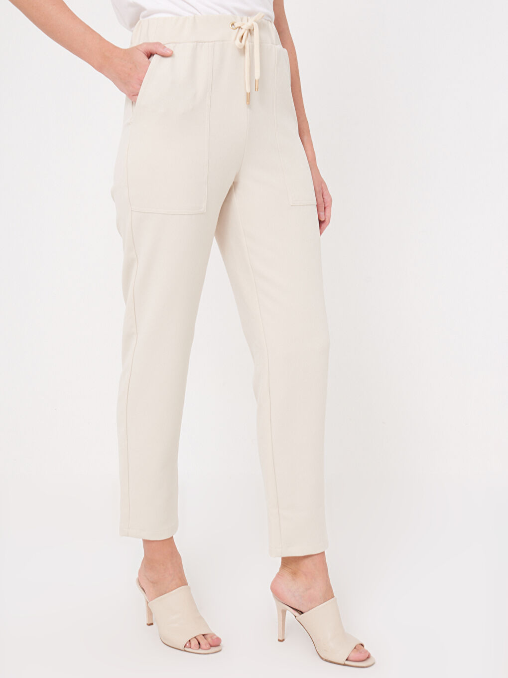 Fastening Detailed Waist Carrot Fit Trousers-3