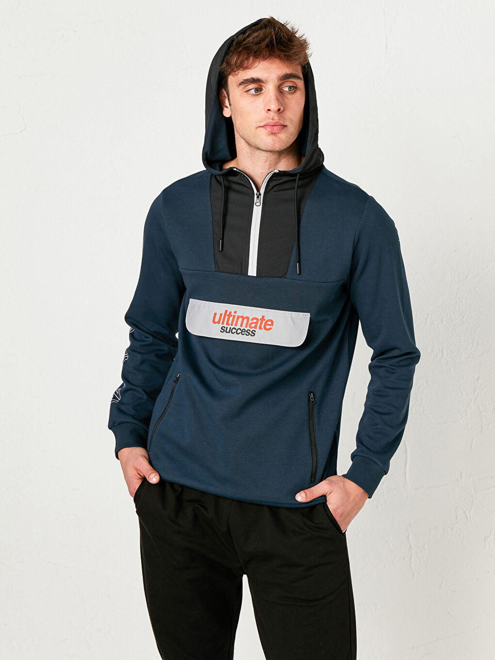 هودي رياضي نشط بمقاس عادي مزود بغطاء رأس