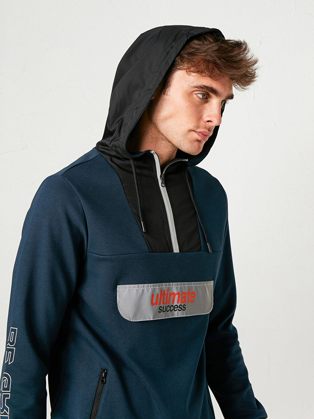 هودي رياضي نشط بمقاس عادي مزود بغطاء رأس-1