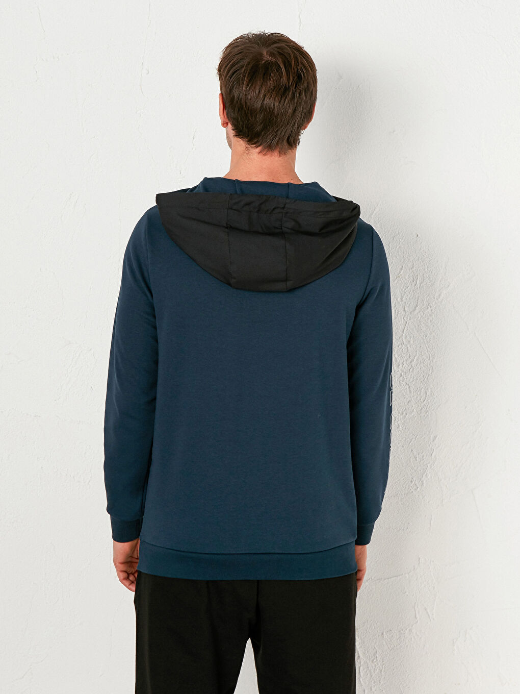 هودي رياضي نشط بمقاس عادي مزود بغطاء رأس-3