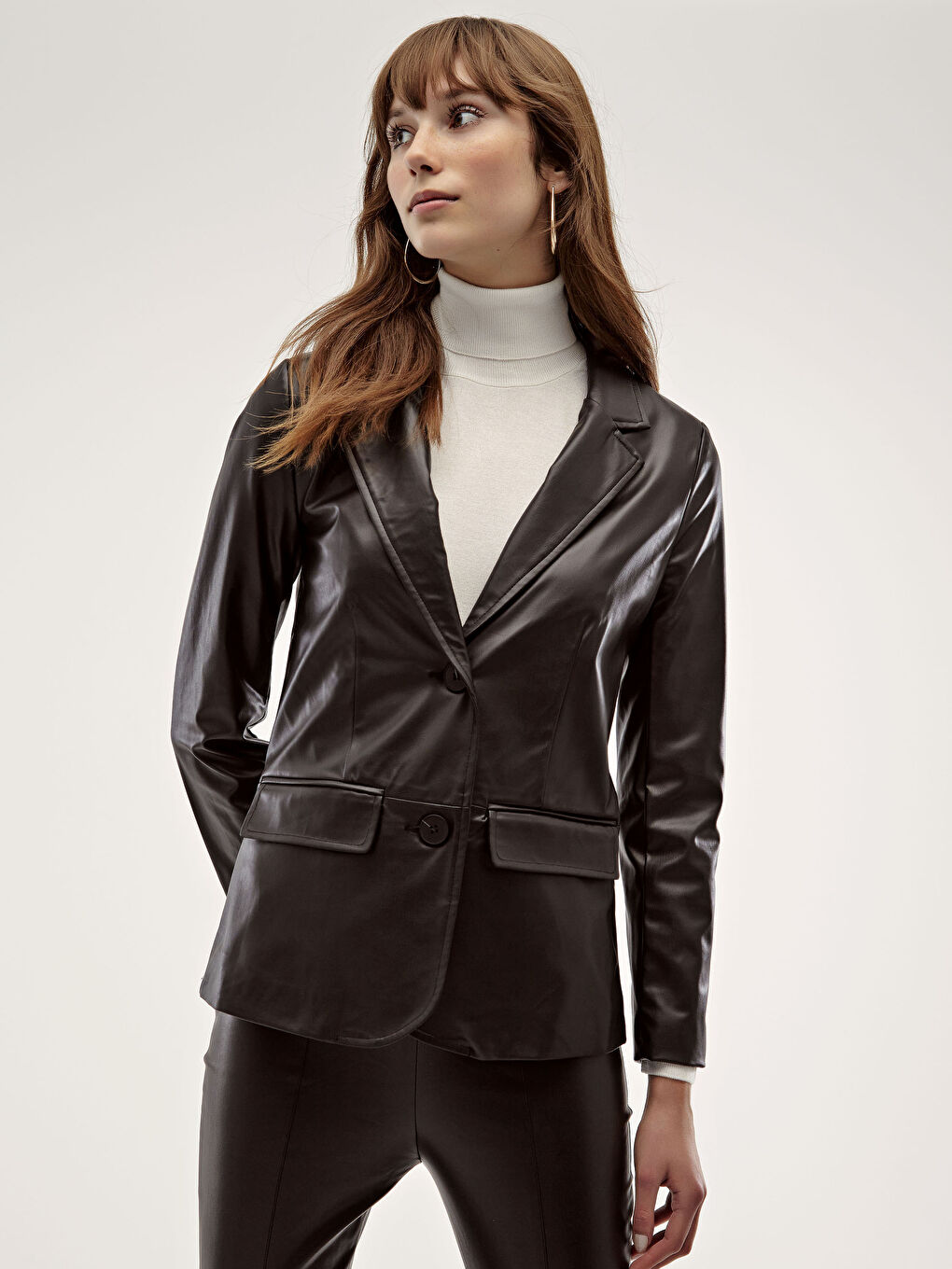 جاكيت بليزر بمظهر الجلد