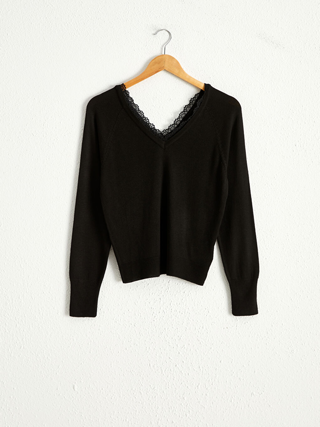 Легкий трикотажний светр з мереживними деталями