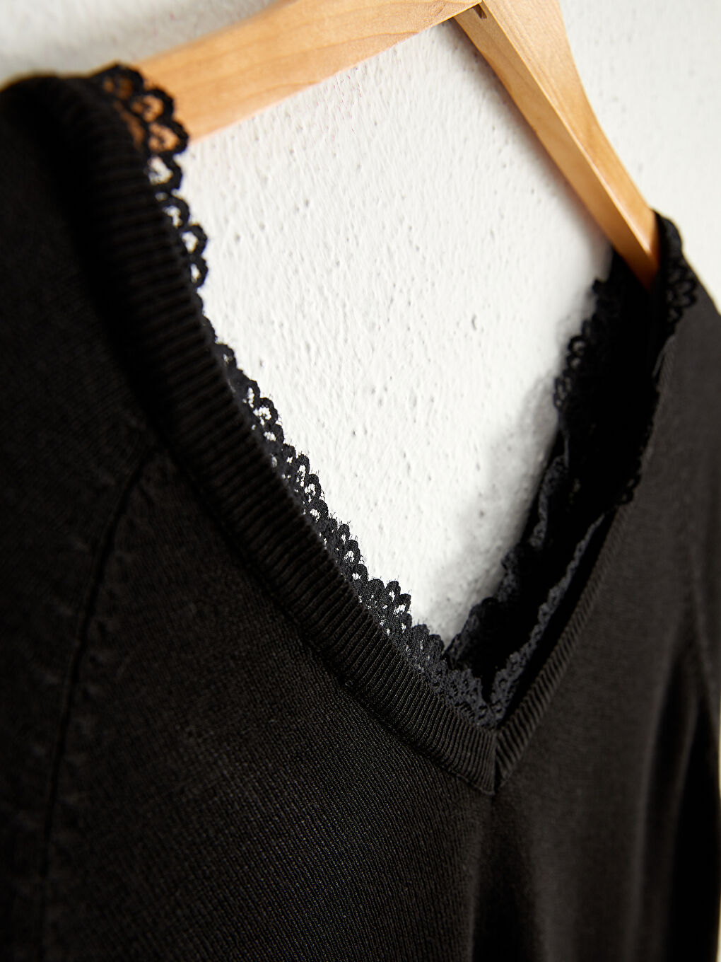 Легкий трикотажний светр з мереживними деталями-1