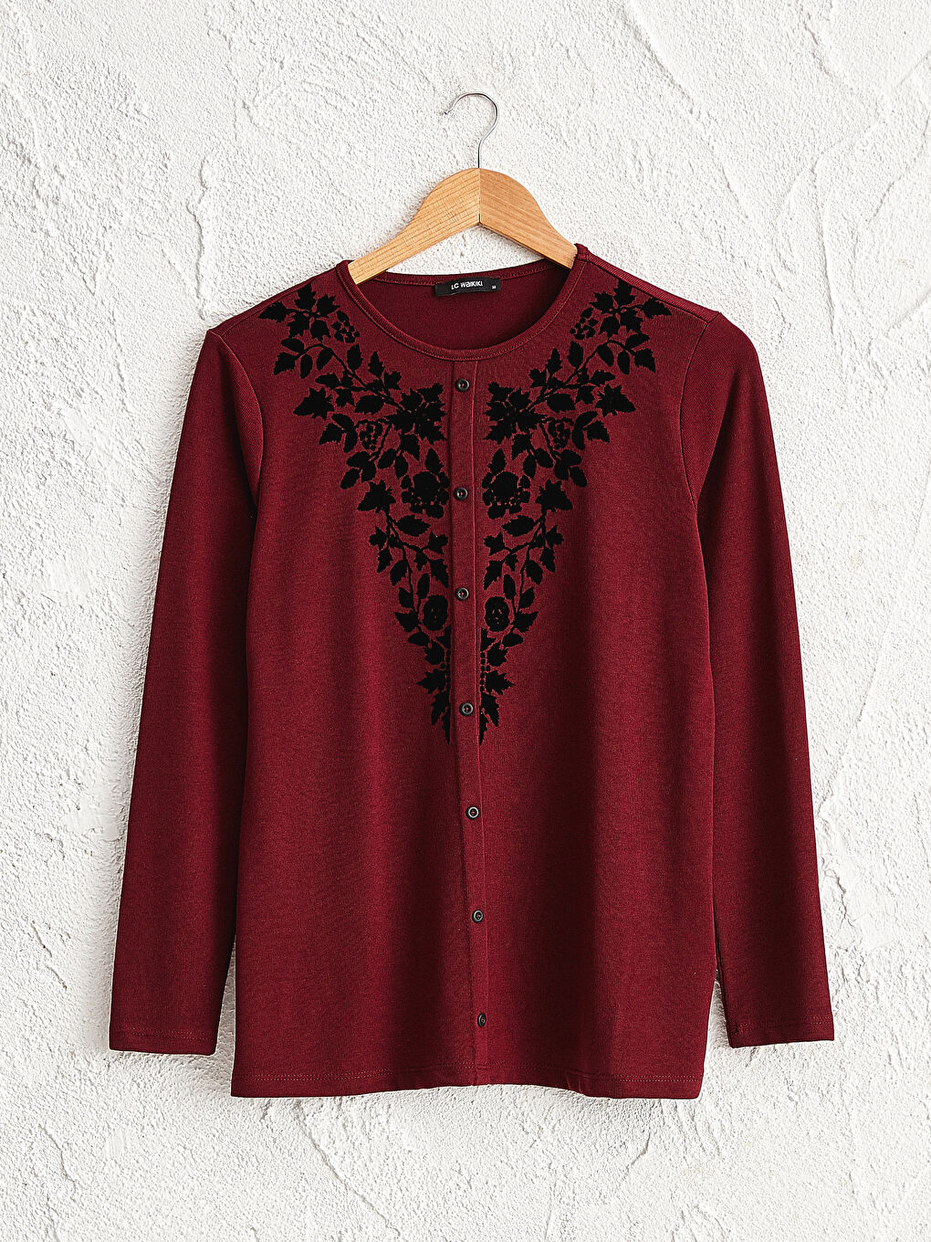 Bordo Düğme Detaylı Baskılı Tişört