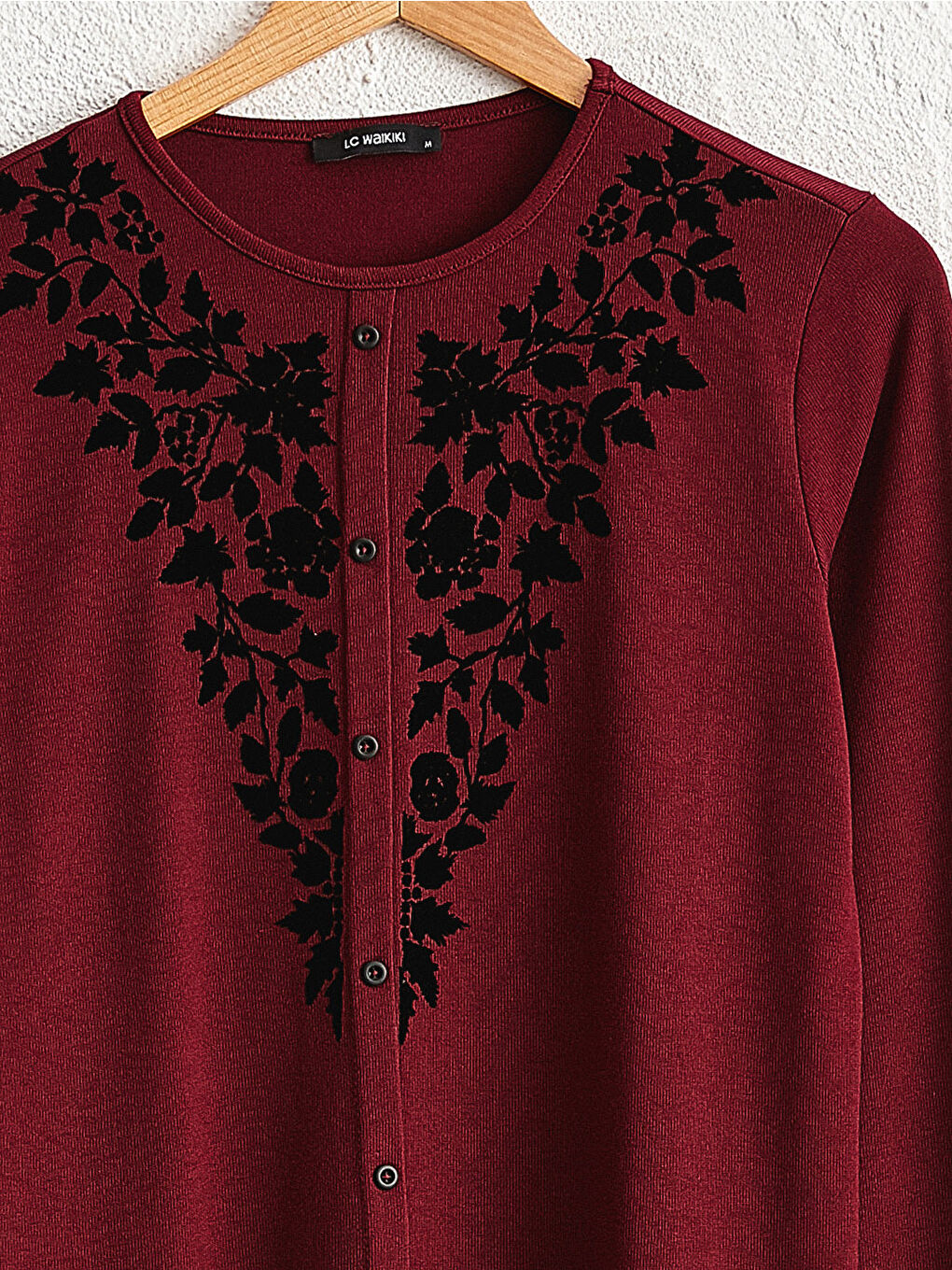 Bordo Düğme Detaylı Baskılı Tişört-2