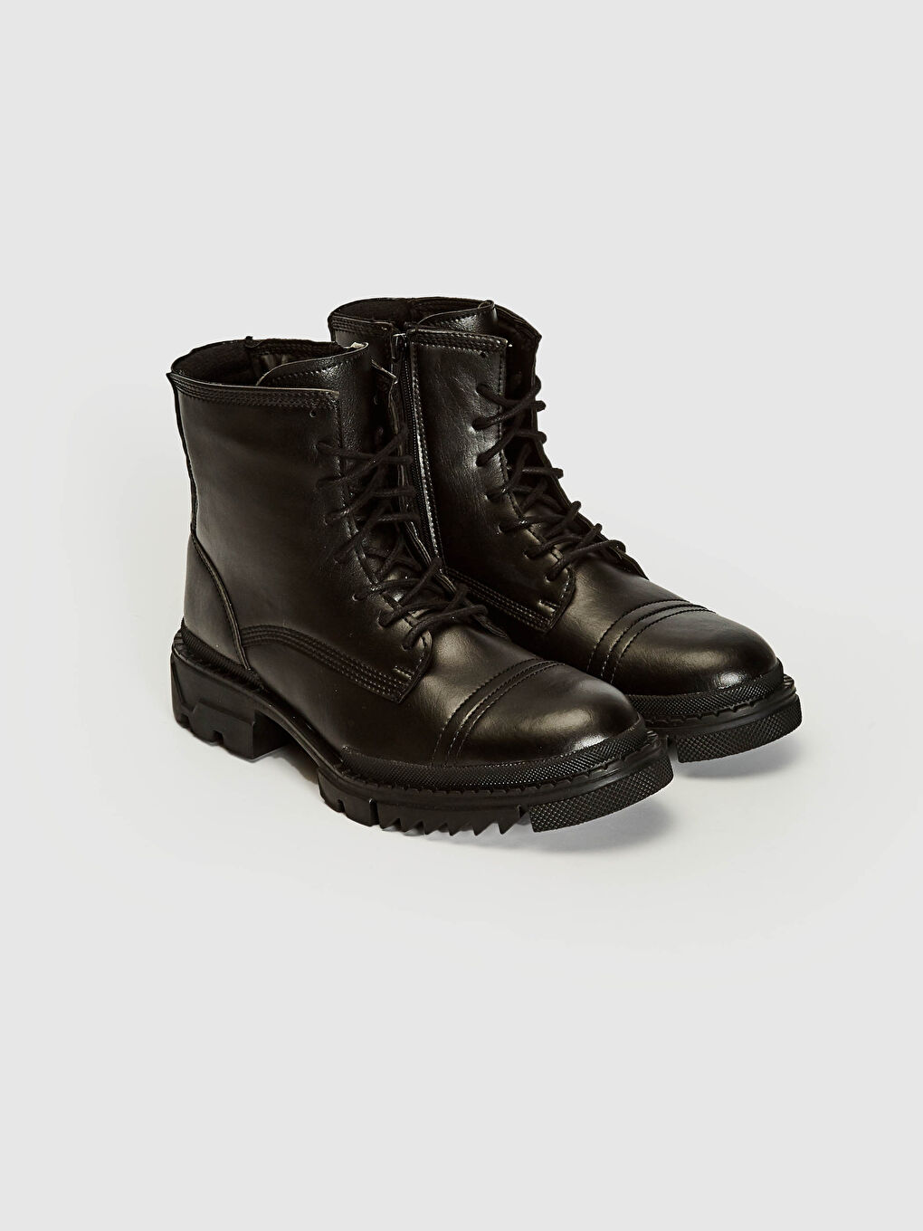 Siyah Erkek Bağcıklı Postal Bot