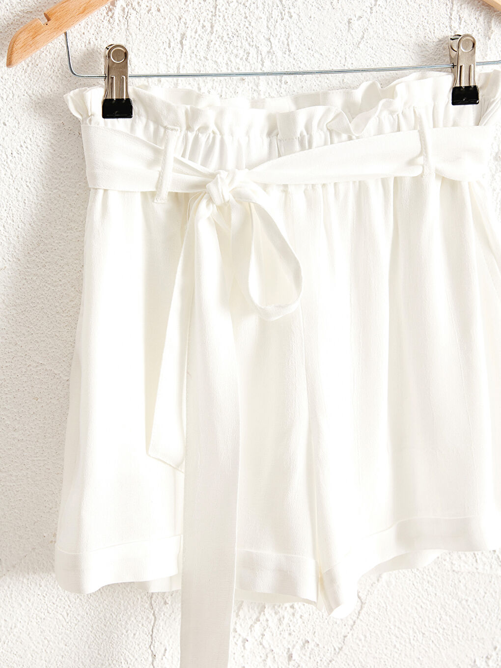 Bej Beli Lastikli Kuşaklı Viskon Şort-2