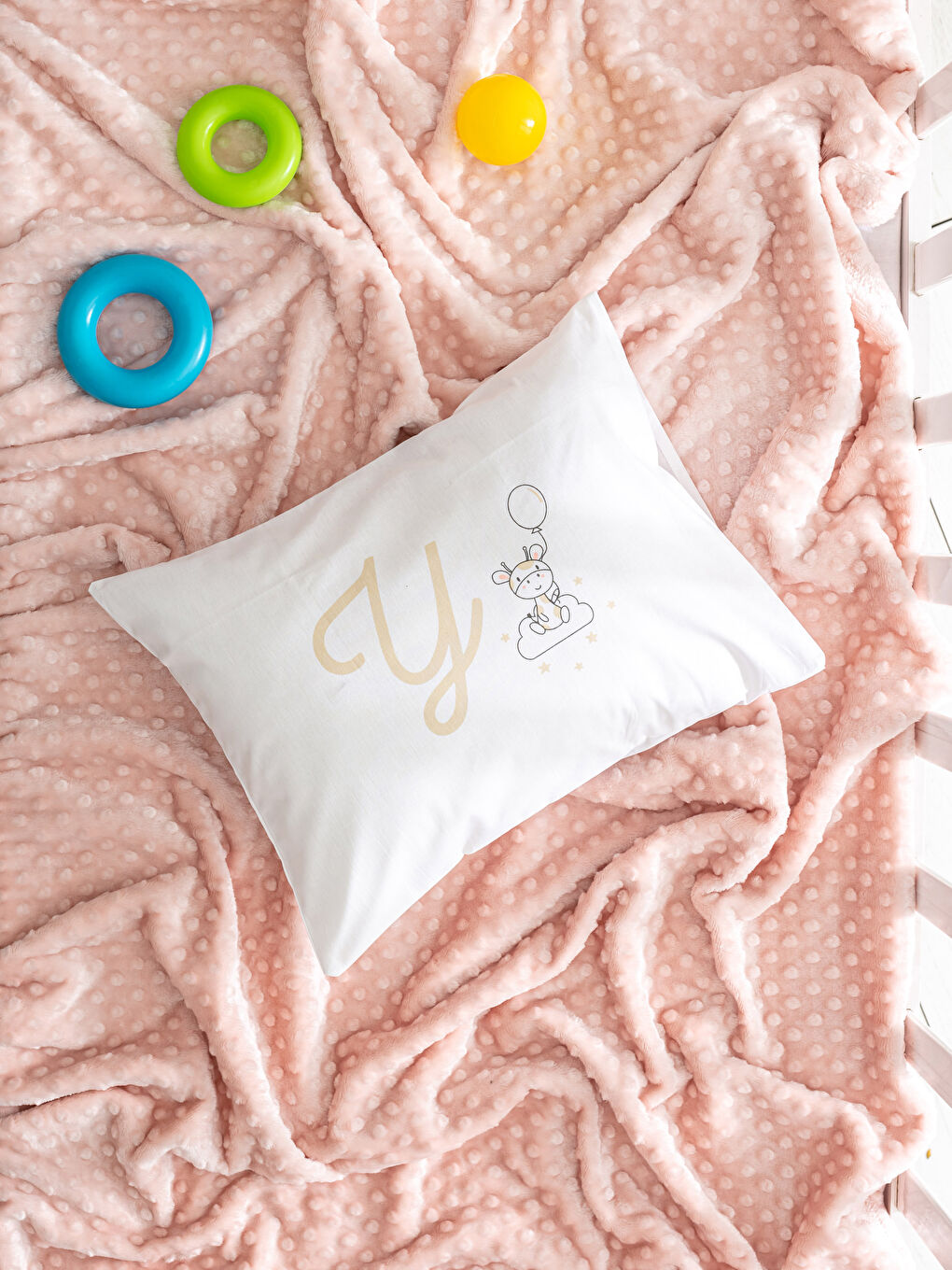 Bej Y Harfi Baskılı Bebek Yastık Kılıfı