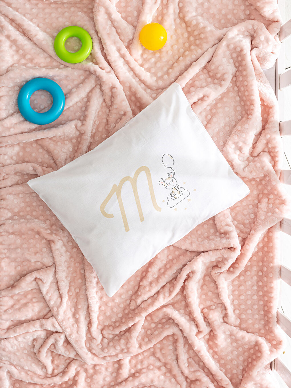 غطاء وسادة للأطفال مطبوع عليه الحرف M