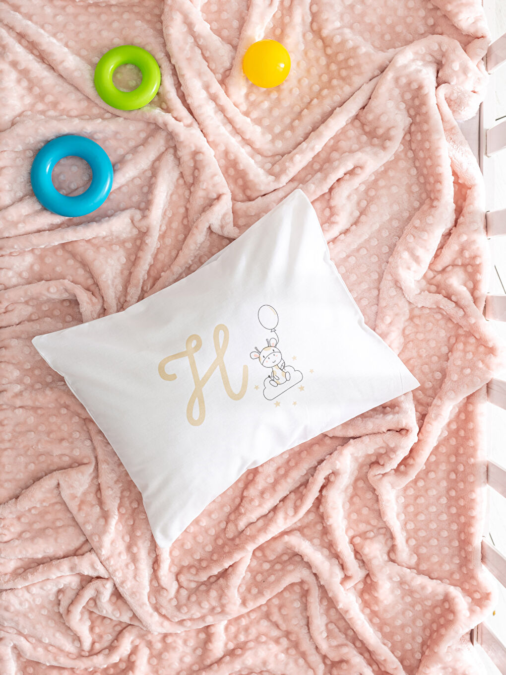Bej H Harfi Baskılı Bebek Yastık Kılıfı