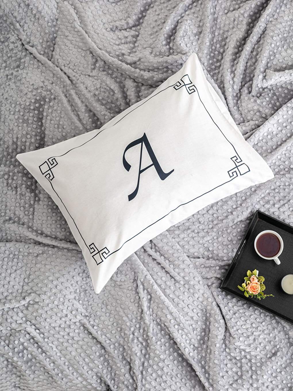 غطاء وسادة مطبوع بحرف A
