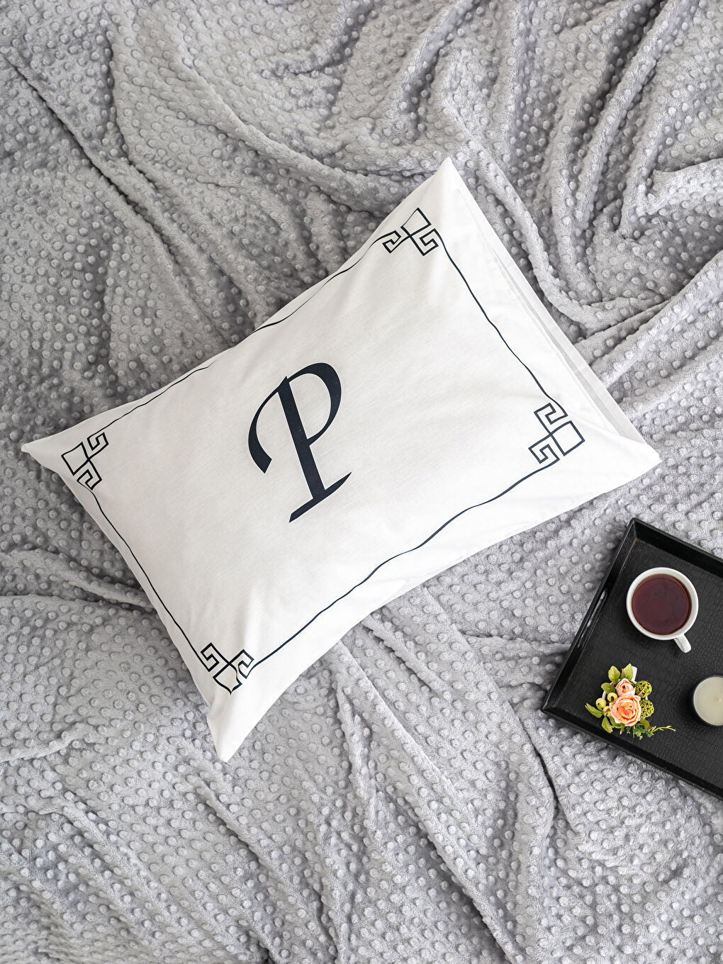 Siyah P Harfi Baskılı Yastık Kılıfı