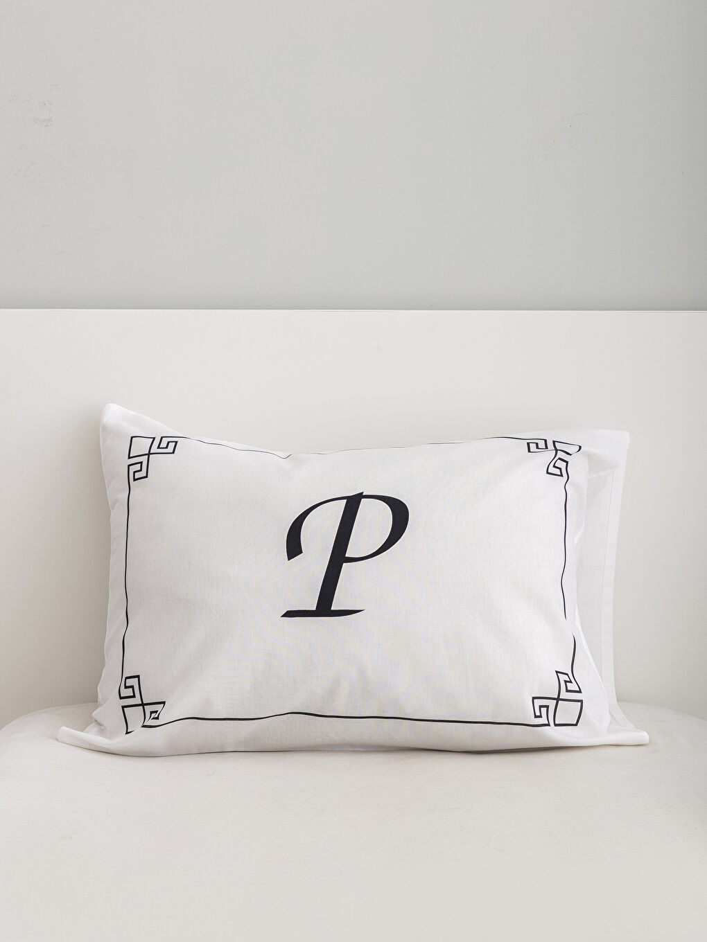 Siyah P Harfi Baskılı Yastık Kılıfı-1