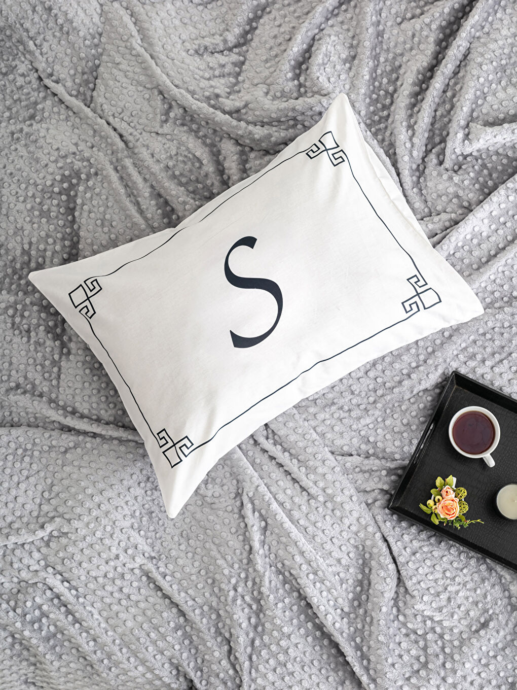 "غطاء وسادة مطبوع بحرف ""S"""