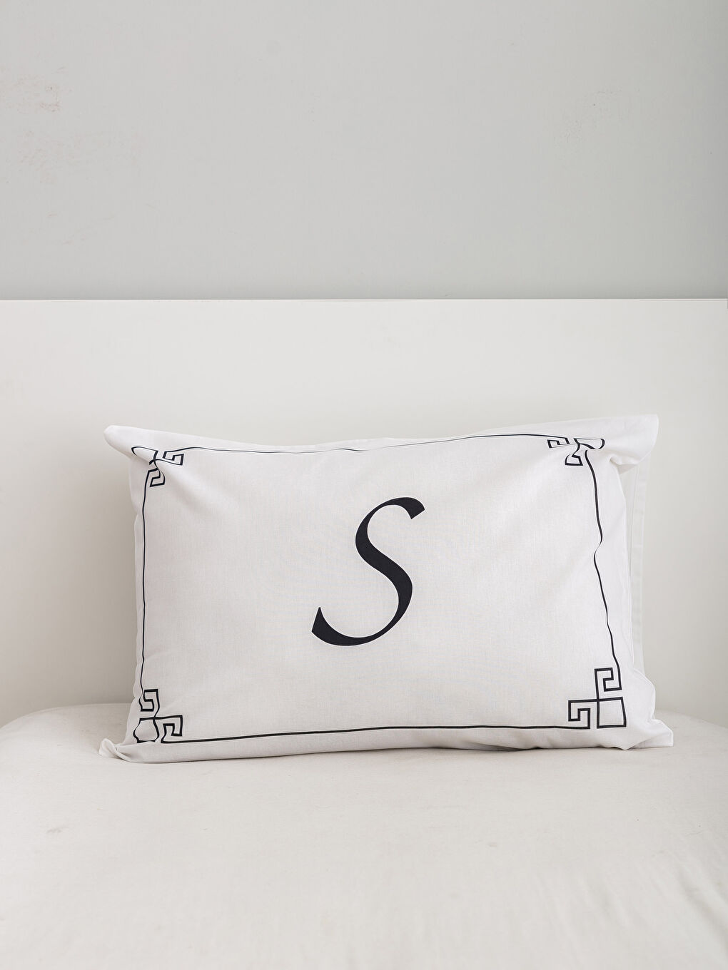 "غطاء وسادة مطبوع بحرف ""S"""-1
