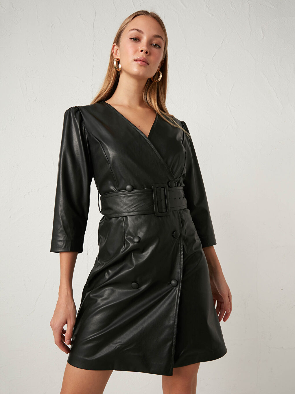 Siyah Kruvaze Yaka Deri Görünümlü Kemerli Elbise-3