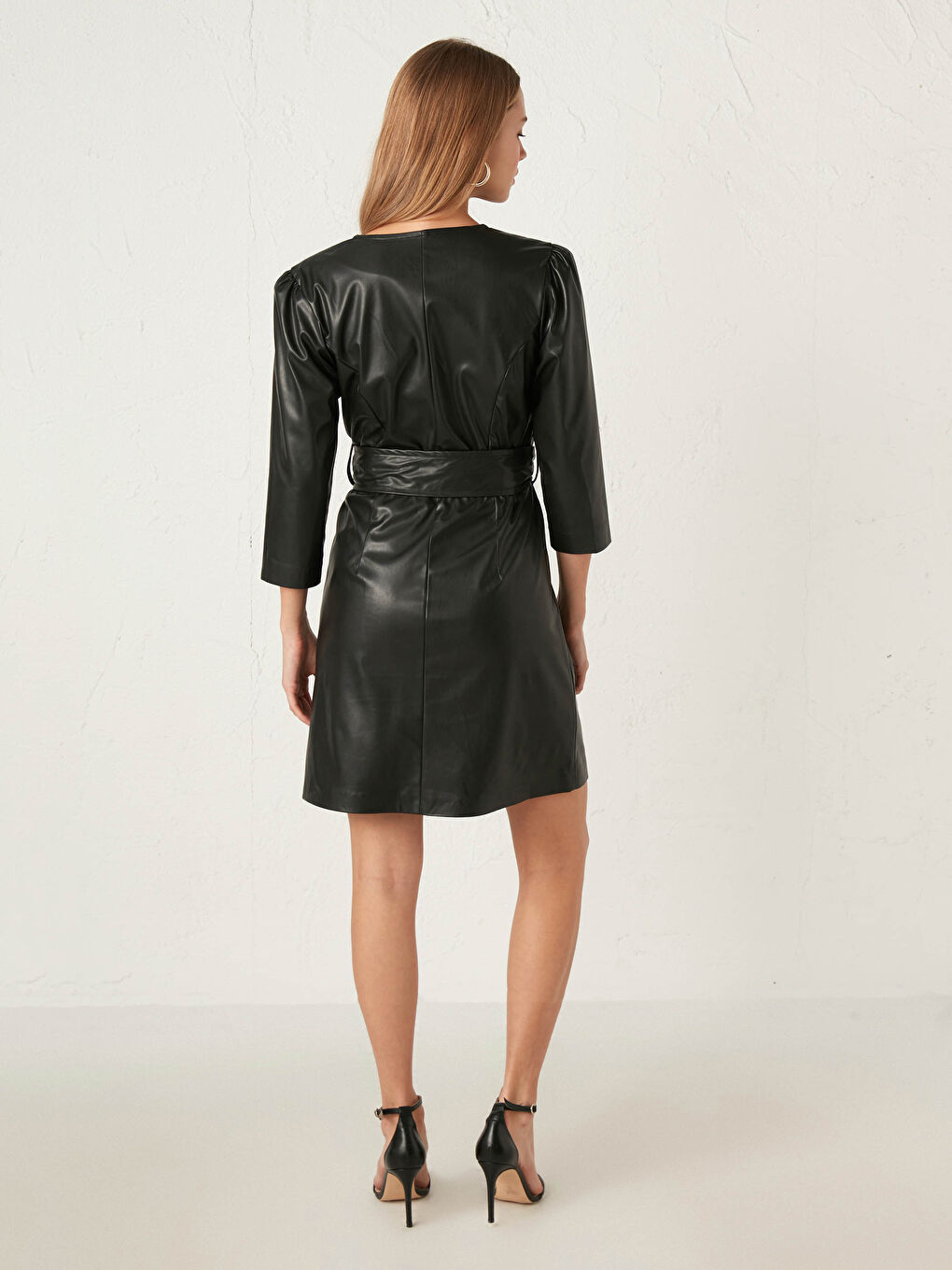 Siyah Kruvaze Yaka Deri Görünümlü Kemerli Elbise-5
