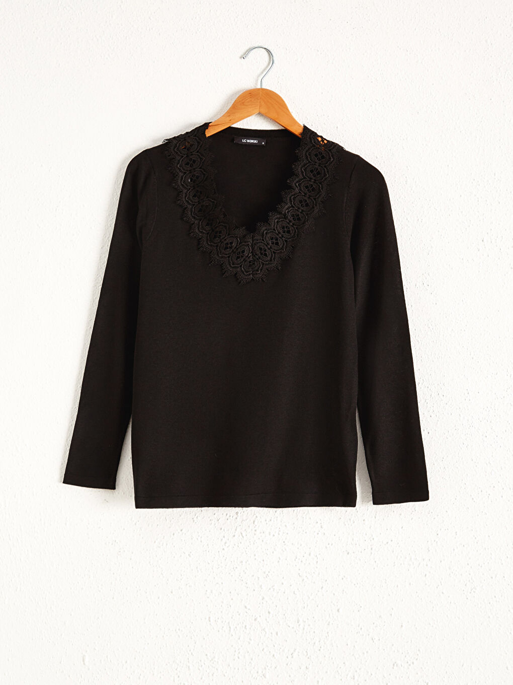 Siyah Yakası Dantel Detaylı Triko Kazak