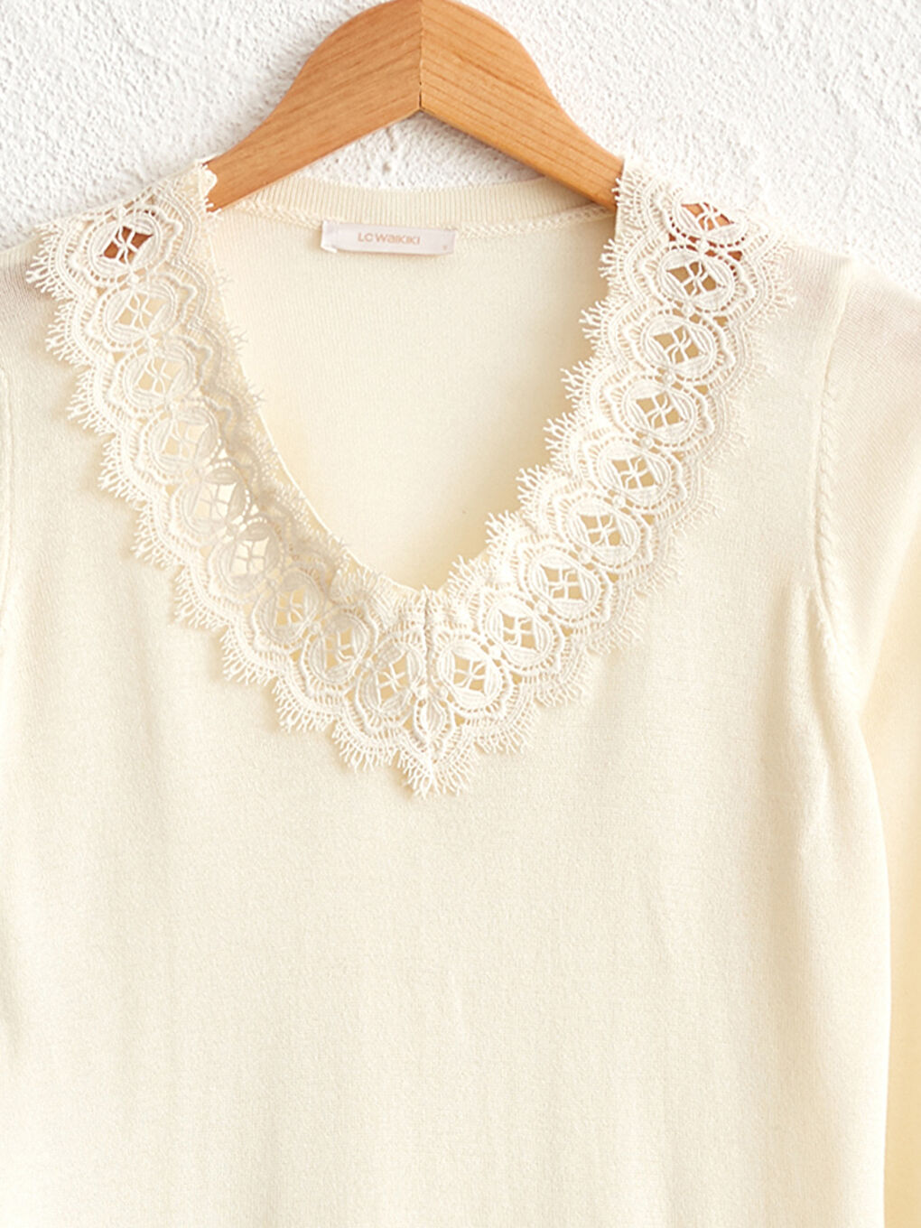 Pull en tricot avec détail de dentelle au col -1