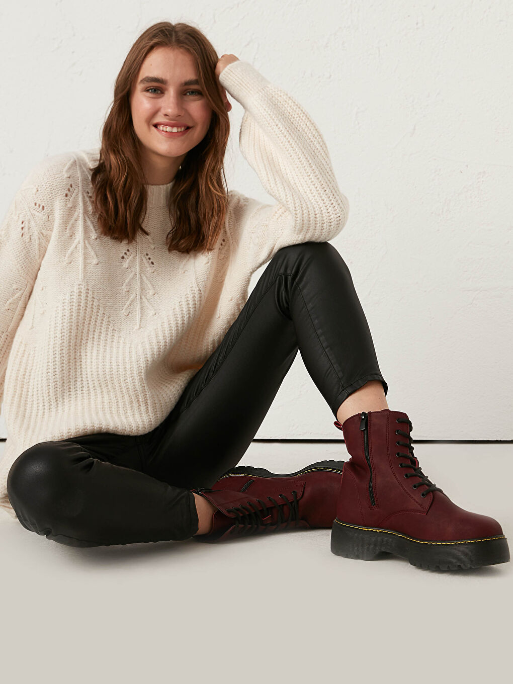 Bordo Kadın Deri Görünümlü Postal