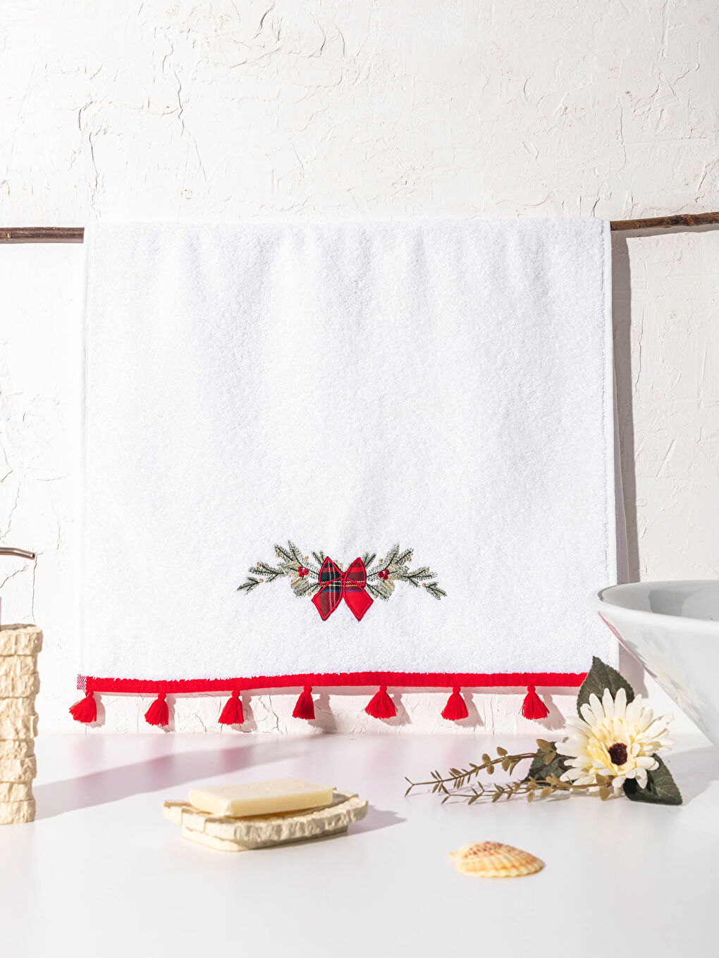 Beyaz Yılbaşı Temalı Nakışlı Yüz Havlusu