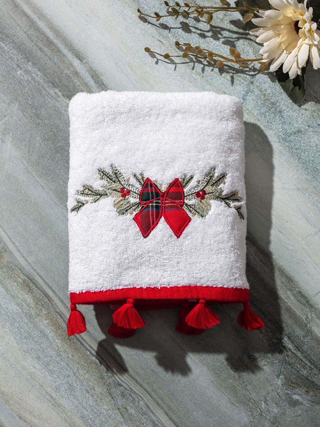 Beyaz Yılbaşı Temalı Nakışlı Yüz Havlusu-1