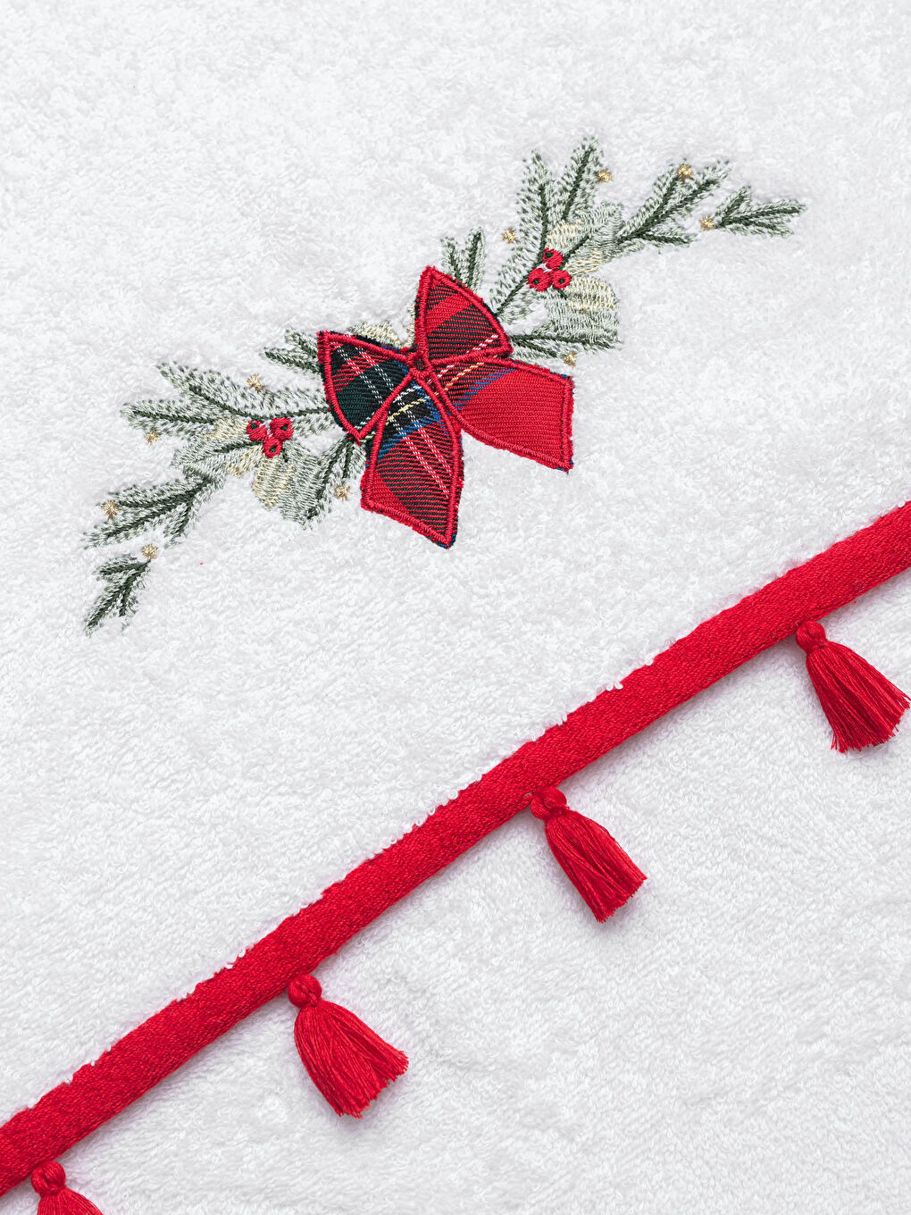 Beyaz Yılbaşı Temalı Nakışlı Yüz Havlusu-3