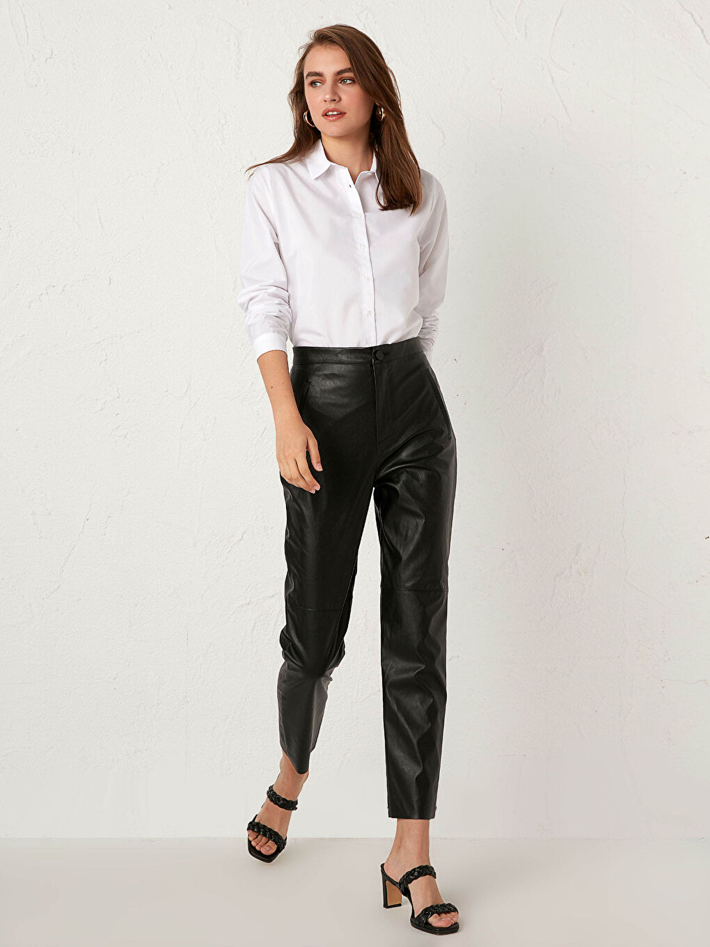 Siyah Bilek Boy Düz Paça Deri Görünümlü Pantolon-2