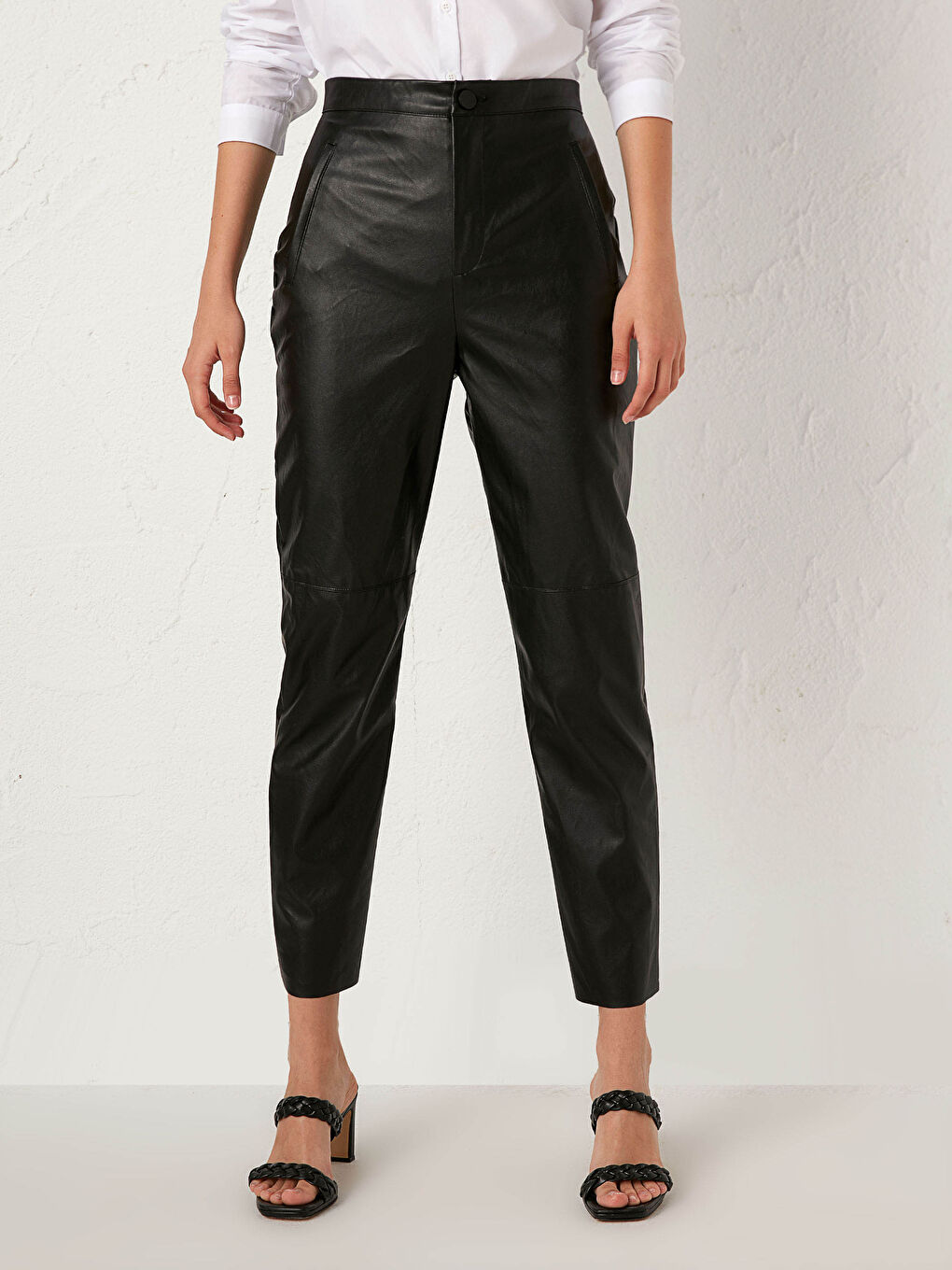 Siyah Bilek Boy Düz Paça Deri Görünümlü Pantolon-3