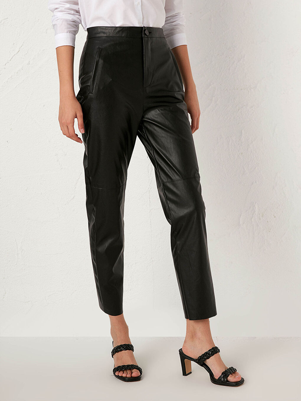 Siyah Bilek Boy Düz Paça Deri Görünümlü Pantolon-4
