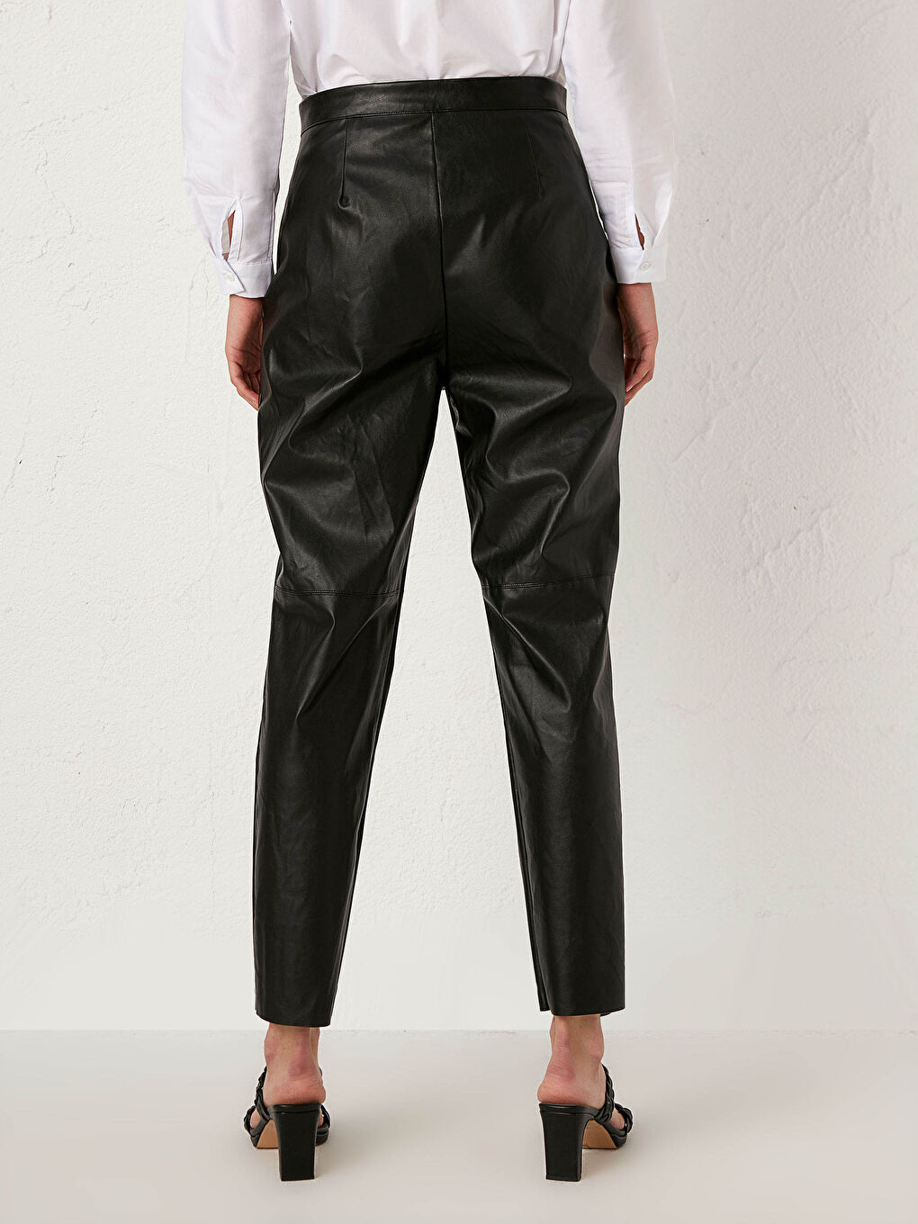 Siyah Bilek Boy Düz Paça Deri Görünümlü Pantolon-5