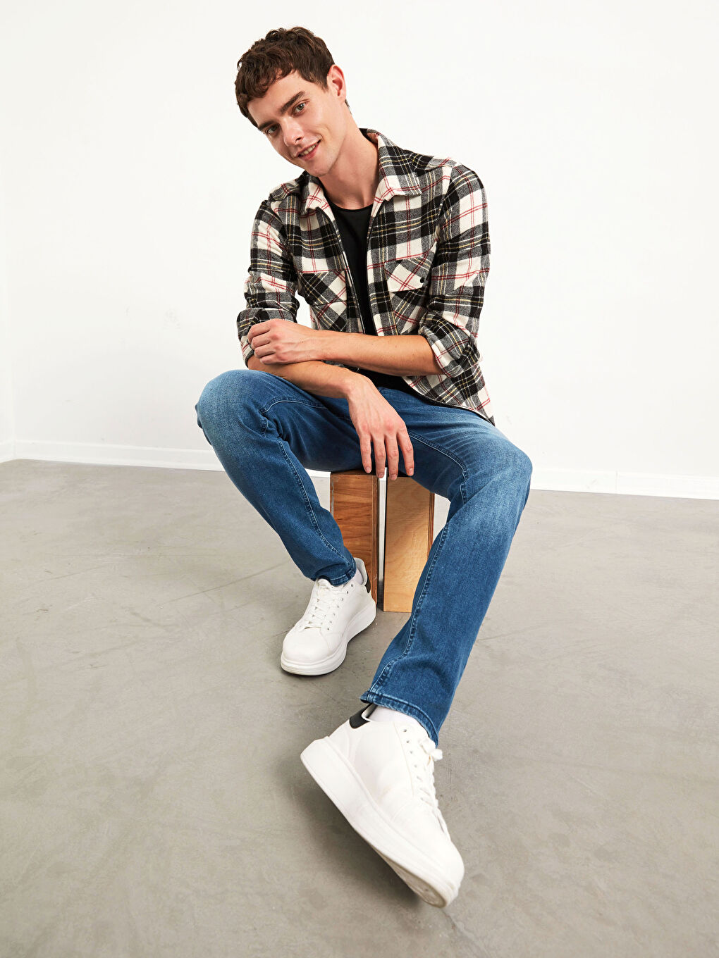 Slim Fit Long Sleeve Plaid Men's Flannel Shirt-2
