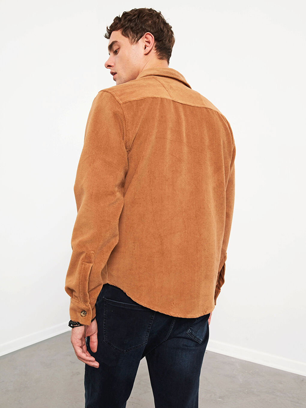 قميص قطيفة كم طويل بقصة عادية-7