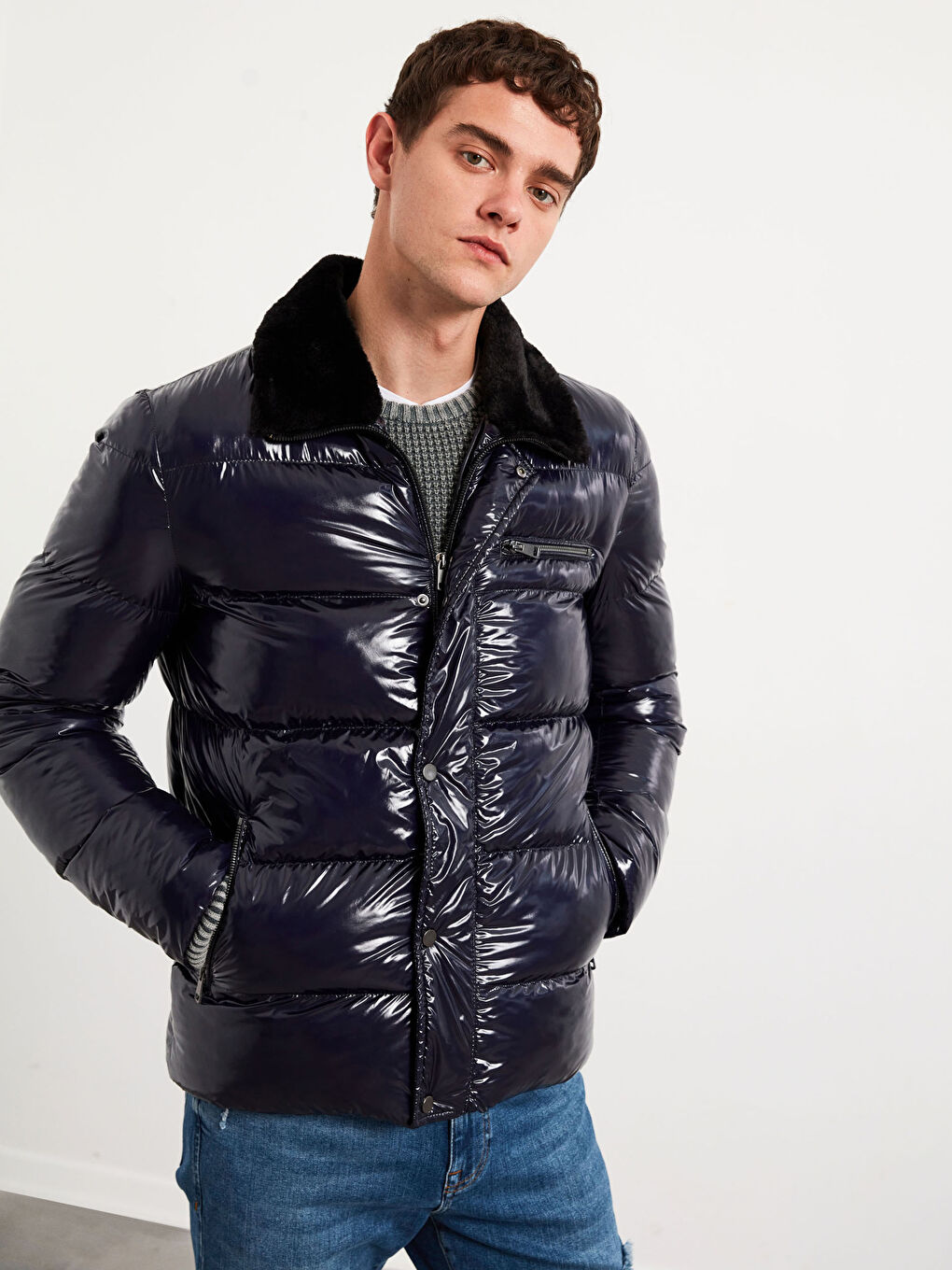 Debeli kaput od perja sa krznenim ovratnikom-3