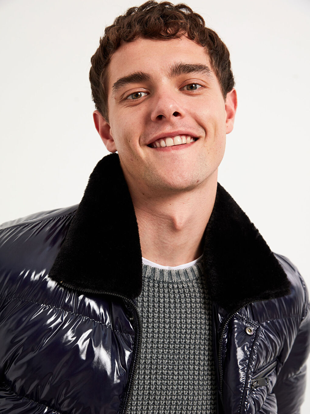 Debeli kaput od perja sa krznenim ovratnikom-5