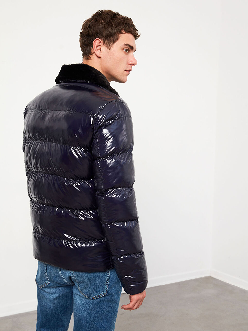 Debeli kaput od perja sa krznenim ovratnikom-6