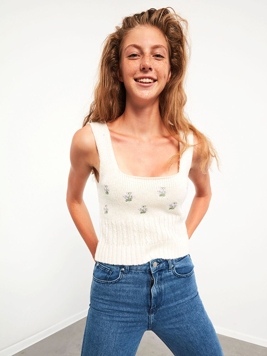 Ekru Çiçek Nakışlı Crop Triko Bluz-2