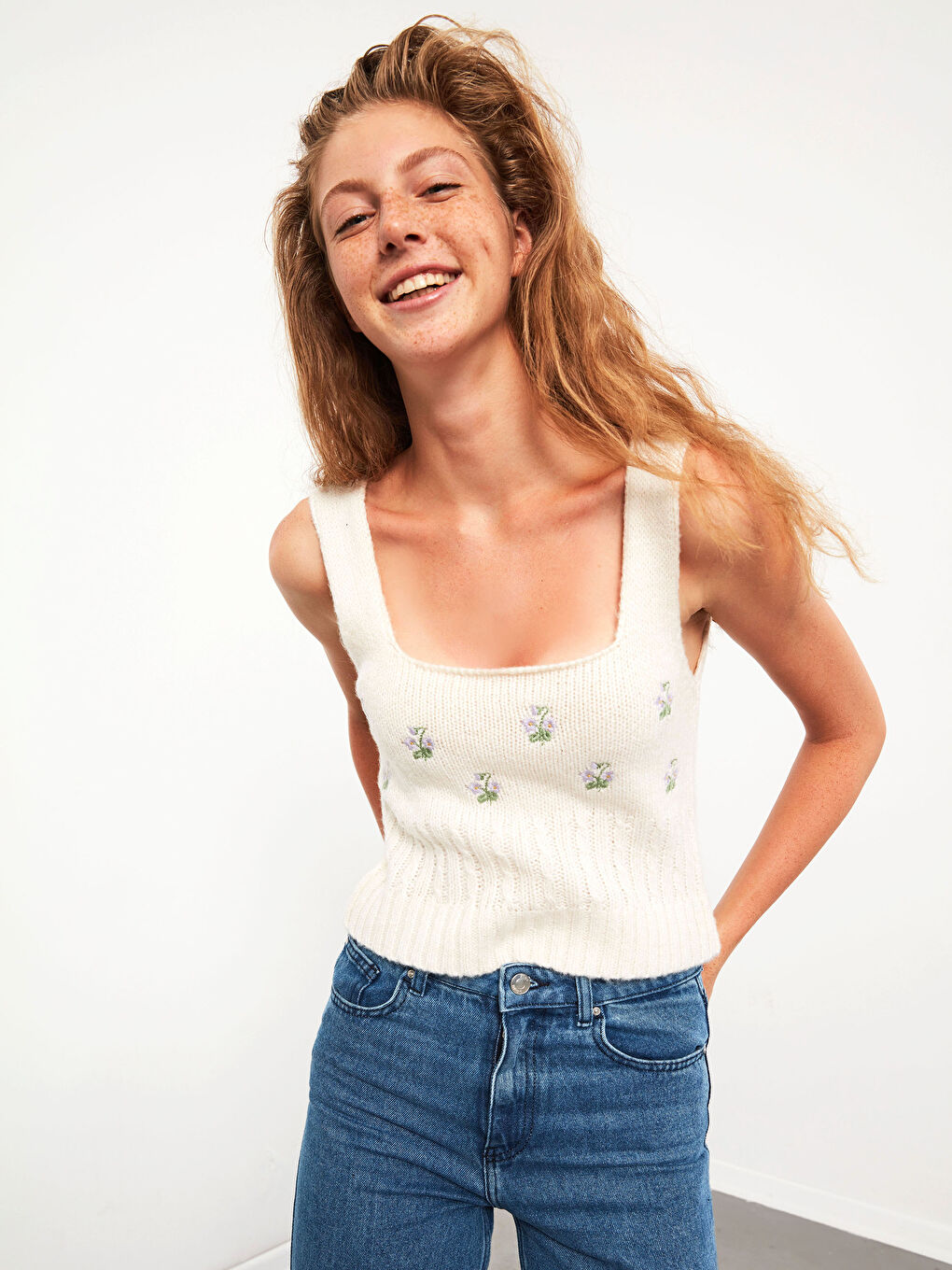 Ekru Çiçek Nakışlı Crop Triko Bluz