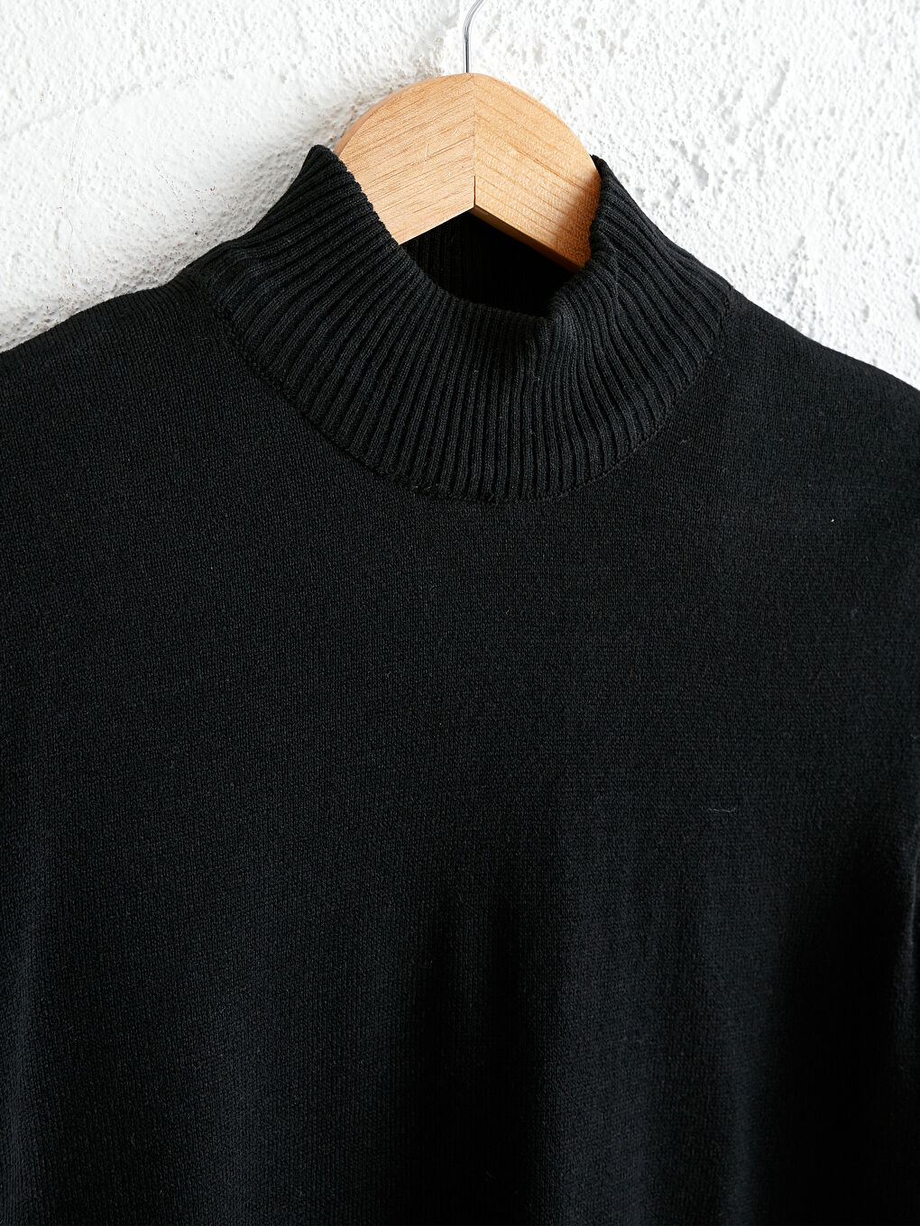 Трикотажный джемпер с воротником под горло-7