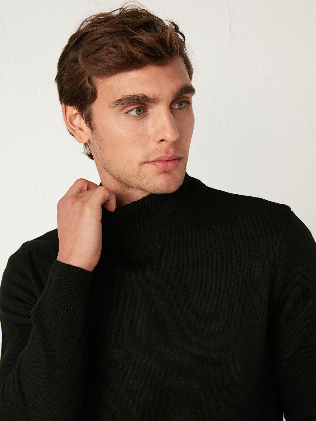 Трикотажный джемпер с воротником под горло-1