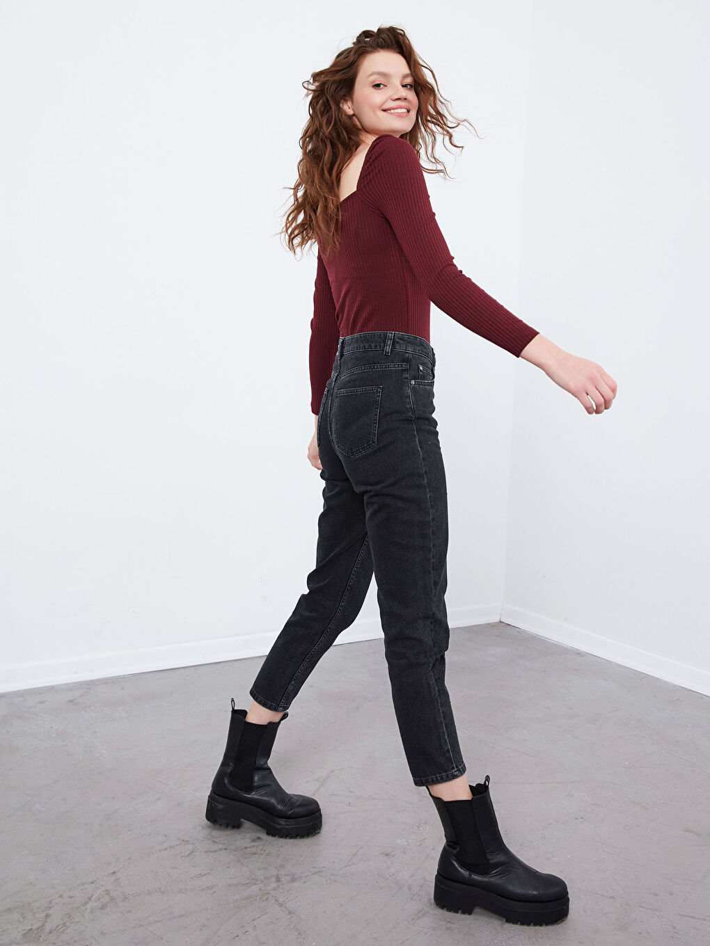 بنطلون جينز Mom ضيق بحجر لامع ملتصق-1