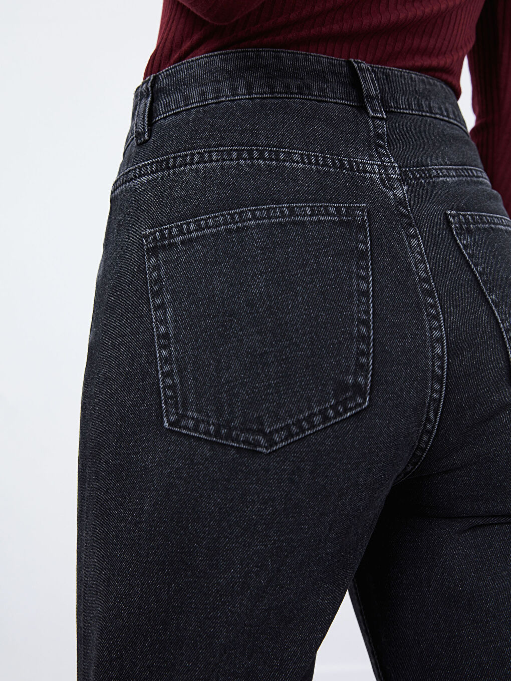 بنطلون جينز Mom ضيق بحجر لامع ملتصق-4
