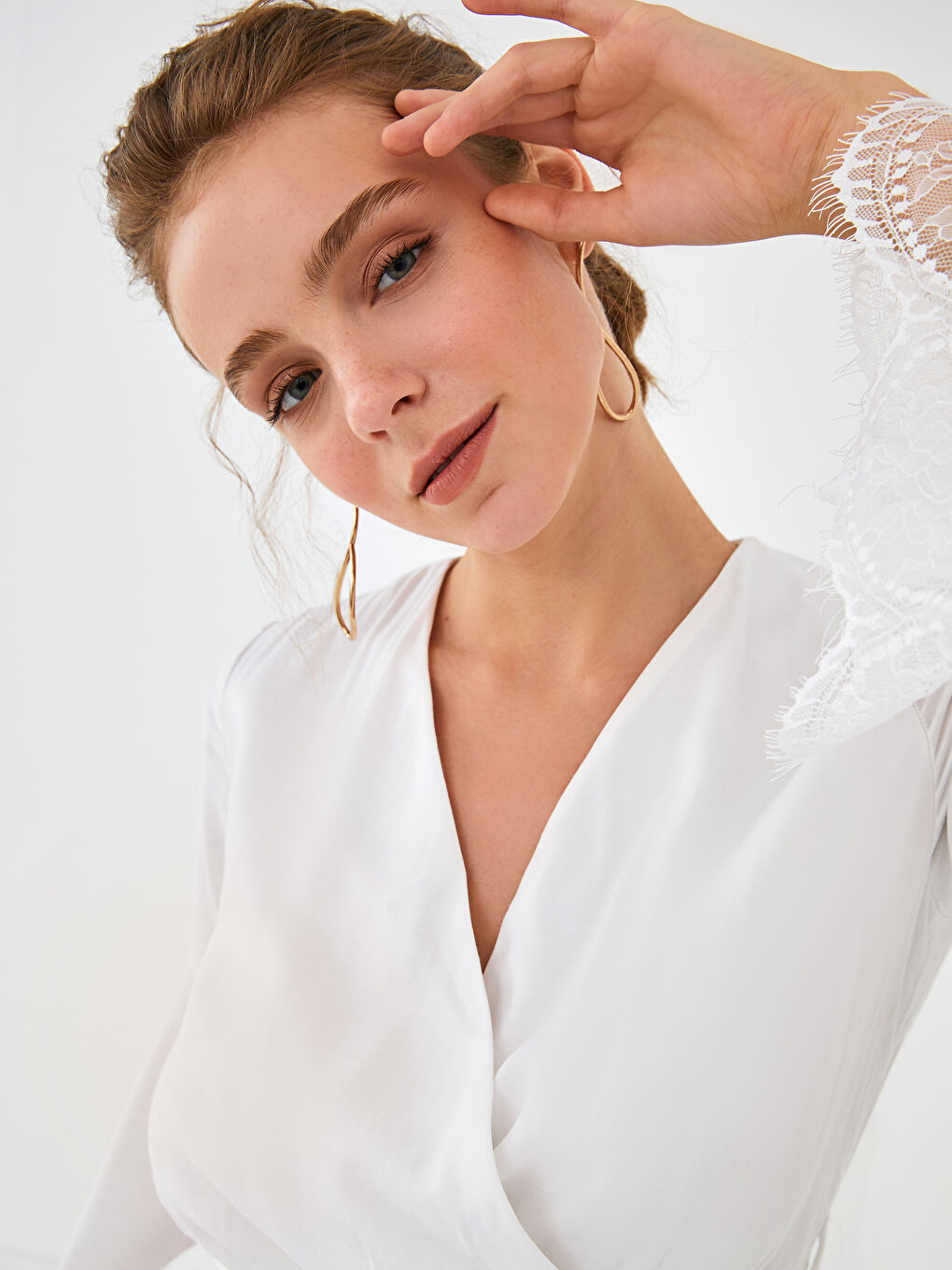 Beyaz Save The Date Kol Ucu Dantelli Kruvaze Yaka Kuşaklı Asimetrik Elbise-3