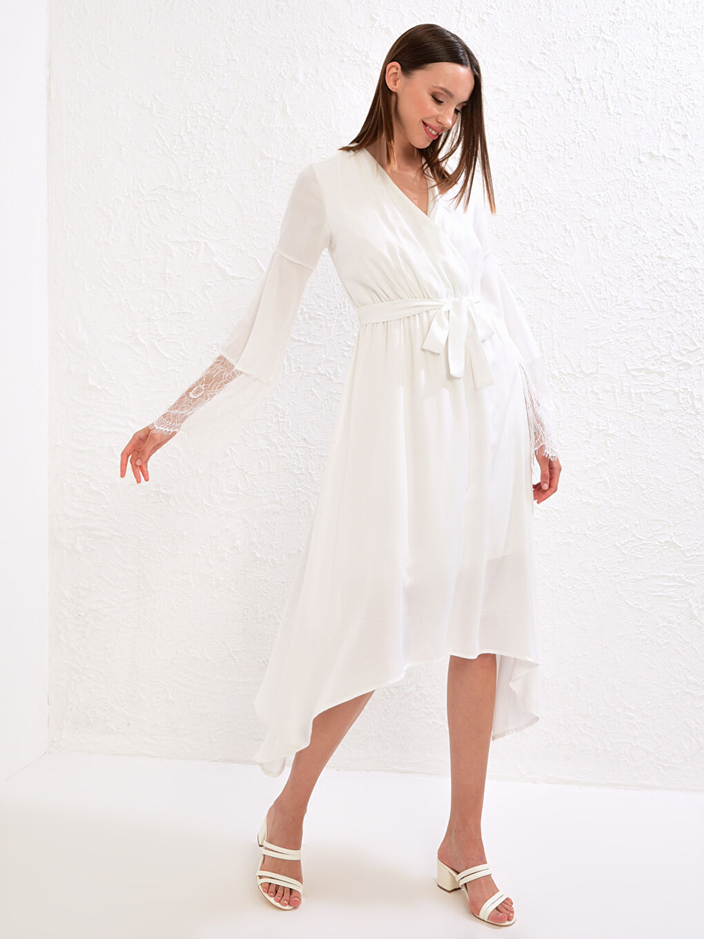 Beyaz Save The Date Kol Ucu Dantelli Kruvaze Yaka Kuşaklı Asimetrik Elbise-6