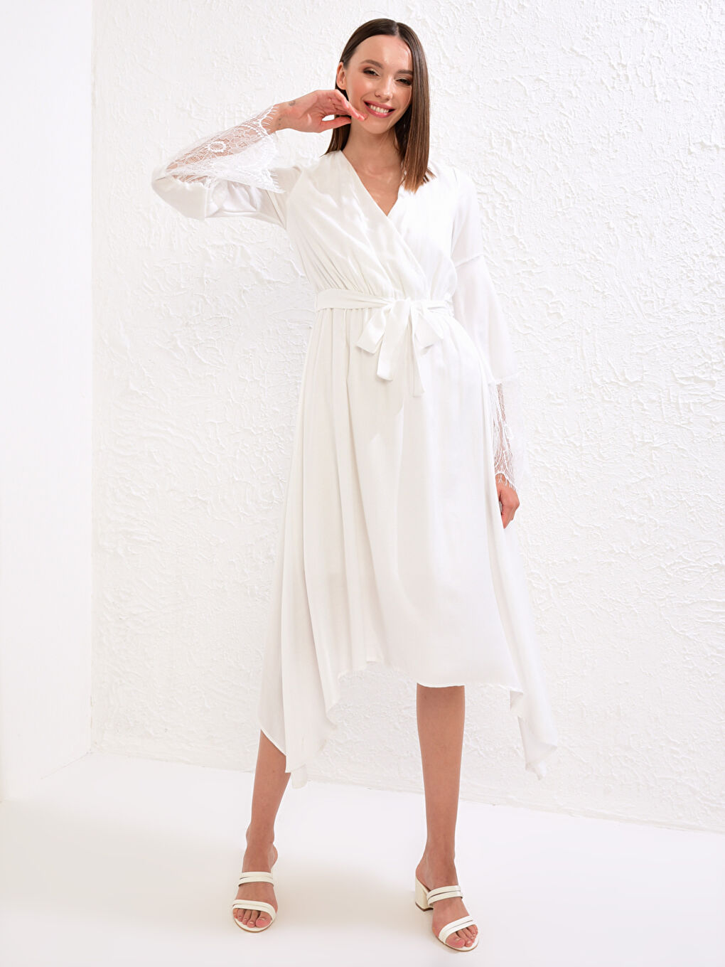 Beyaz Save The Date Kol Ucu Dantelli Kruvaze Yaka Kuşaklı Asimetrik Elbise-7