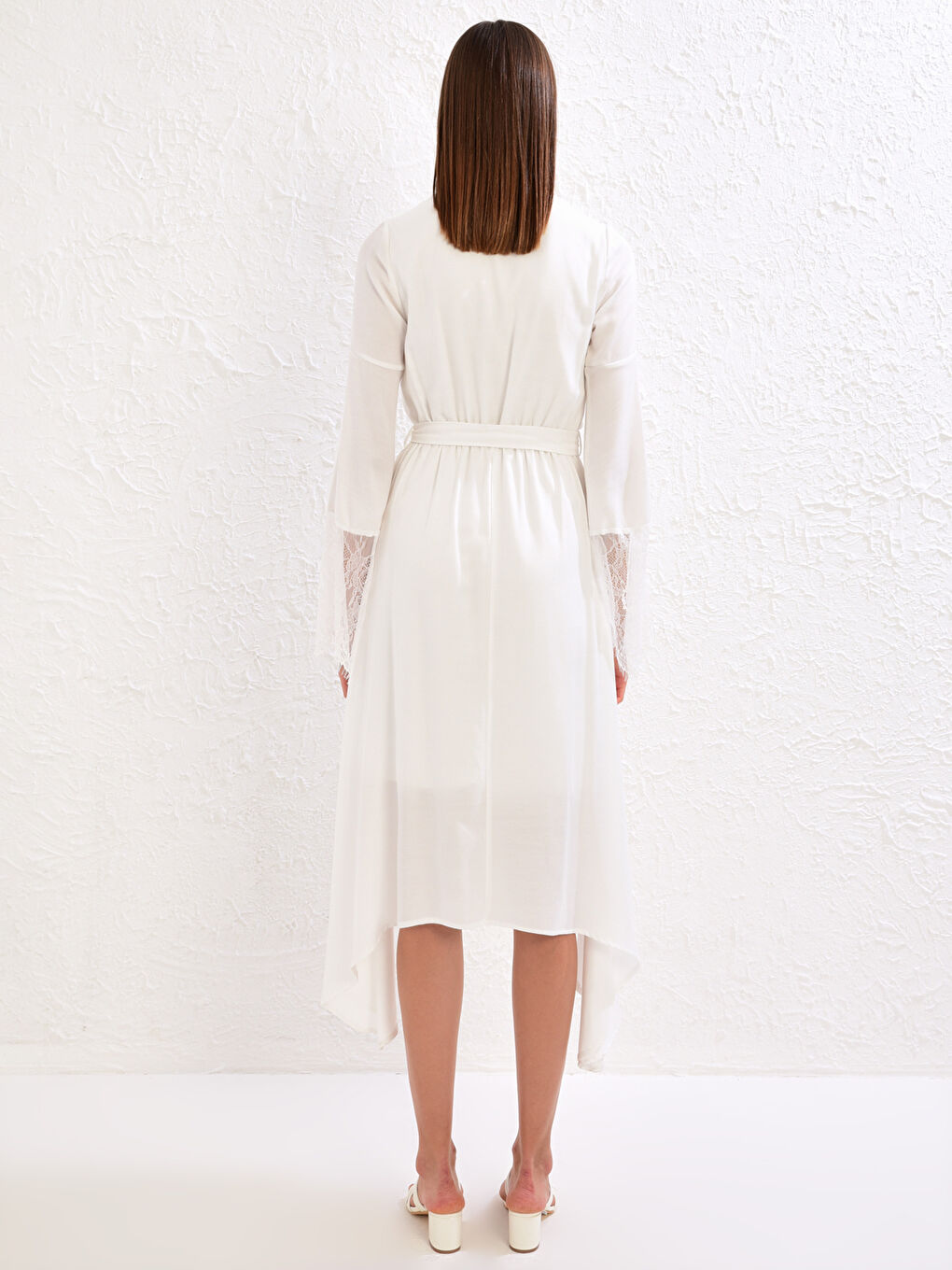 Beyaz Save The Date Kol Ucu Dantelli Kruvaze Yaka Kuşaklı Asimetrik Elbise-8