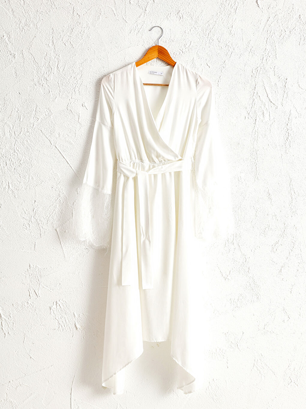 Beyaz Save The Date Kol Ucu Dantelli Kruvaze Yaka Kuşaklı Asimetrik Elbise-16