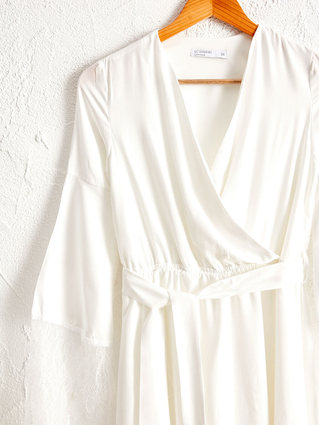 Beyaz Save The Date Kol Ucu Dantelli Kruvaze Yaka Kuşaklı Asimetrik Elbise-19