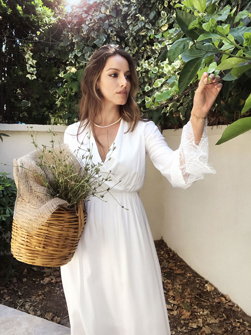 Beyaz Save The Date Kol Ucu Dantelli Kruvaze Yaka Kuşaklı Asimetrik Elbise-13