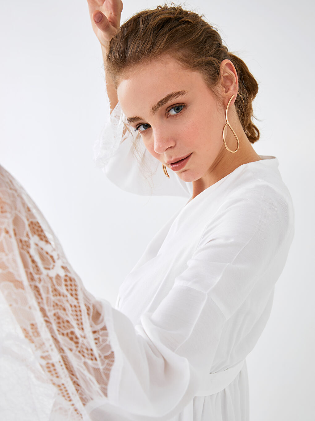 Beyaz Save The Date Kol Ucu Dantelli Kruvaze Yaka Kuşaklı Asimetrik Elbise-2